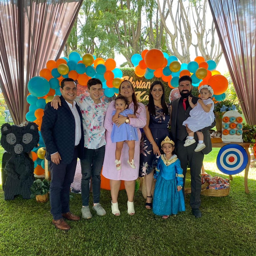 rafaramirezmx's tweet photo. Felices y honrados de ser Padrinos de la preciosa Karol 🎀👶🏼🕯una gran bendición! 🙏🏽 Gracias compadres por la confianza… #AnaCastillo #EmanuelDiaz https://t.co/VsQWhnnkDB