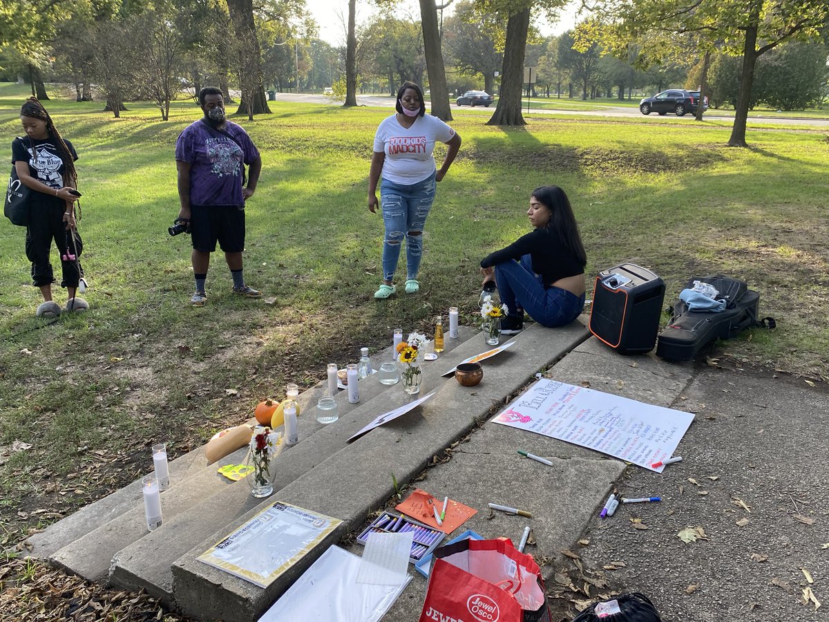 Thank you <a href="/HERChicago_/">Healing Every Revolutionary Chicago</a> &amp; <a href="/BlckRising/">Blck Rising</a> for holding this space. We’ve all experienced so much loss in #Chicago this year &amp; we need more communal healing. .@KofiAdemola photos 📸