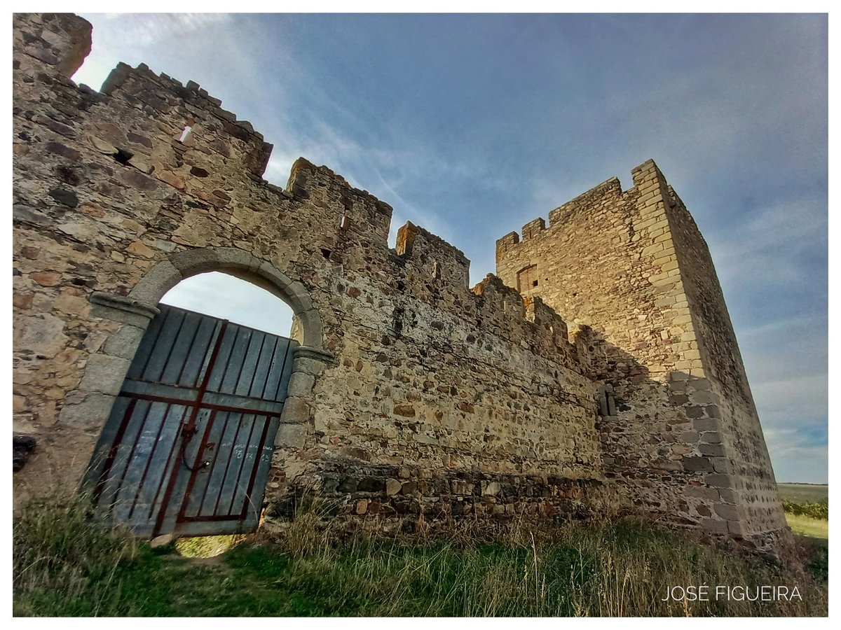 amigoscvalongo's tweet photo. #castelodevalongo #amigoscastelodevalongo #alentejo #évora #montoito #castillodevalongo #castleofvalongo #castelosdeportugal https://t.co/bi5JW2Ut2E