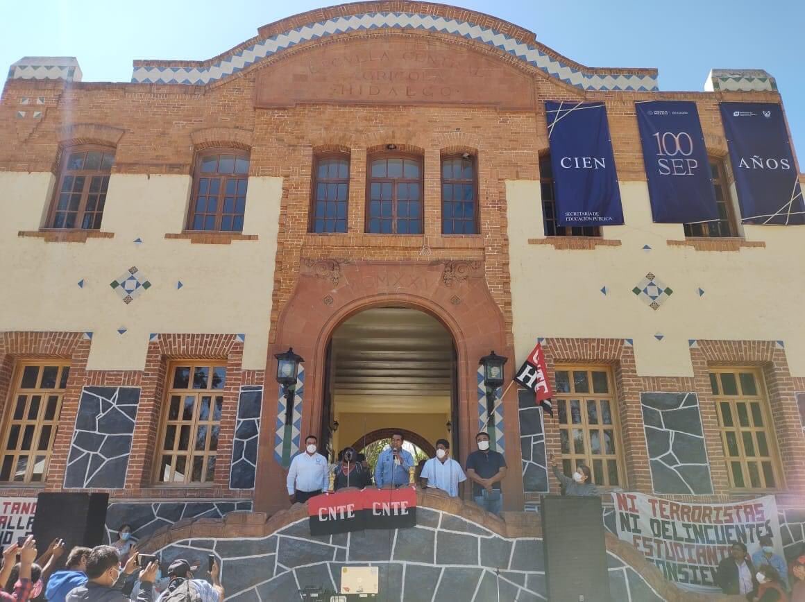 chavitaprepa82's tweet photo. Representación de la #CNTE en la inauguración del ciclo escolar 2021-2022 de la la #NormalRuralRaúlVillarreal #ElMexeHidalgo. Triunfo histórico de la lucha por el #Normalismo #MMCRE #SEI #UJR #RUA @elErickJuarez @julioastillero @EducacionFutura https://t.co/o5VZKZSnwl