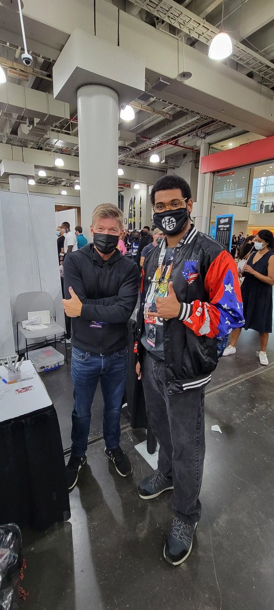 CDbatTV's tweet photo. Day 3 of New York Comic Con is a wrap for me. #NewYorkComicCon #AmongUs #Batman  #robliefield #Deadpool https://t.co/Gy5r3KV1q0