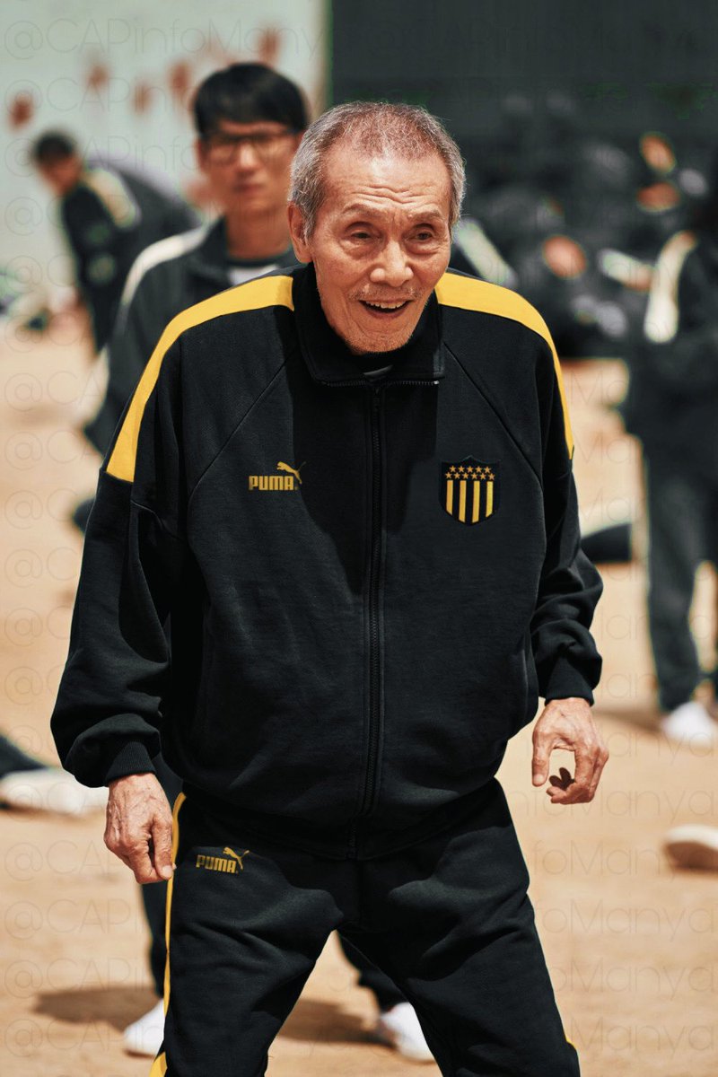 El es Han-Lue, un hincha de Peñarol Surcoreano que viajó más de 18 horas para ver a Peñarol en el Campus de Maldonado este sabado 🖤💛🖤

Me ayudan a que sea viral 🙏