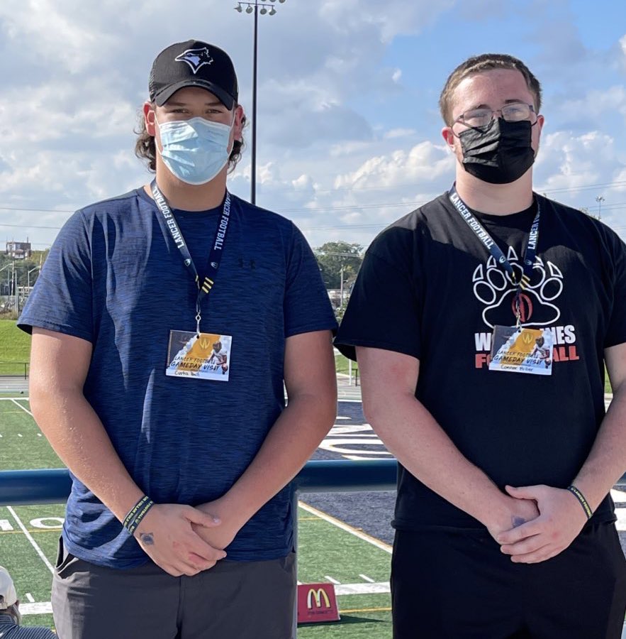 CurtBall953's tweet photo. Great visit to Windsor University for their game against McMaster. Thanks @CoachBeardy @UWLancerFB @UWindsor!! https://t.co/3y2VpI4FMB