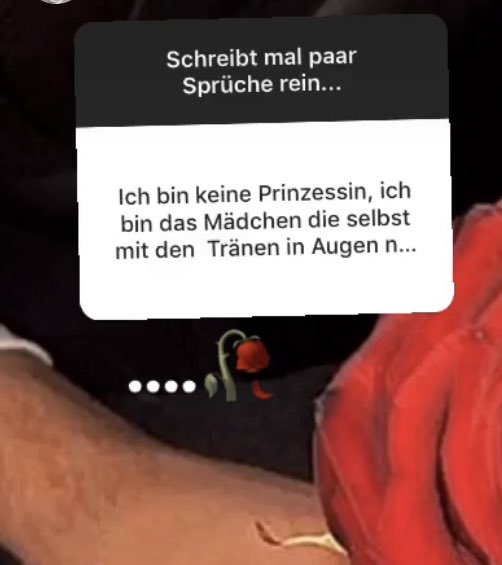 ich bin auch das Mädchen die selbst mit den Tränen in Augen 💭🥀😭🗝😪⛓📝💔