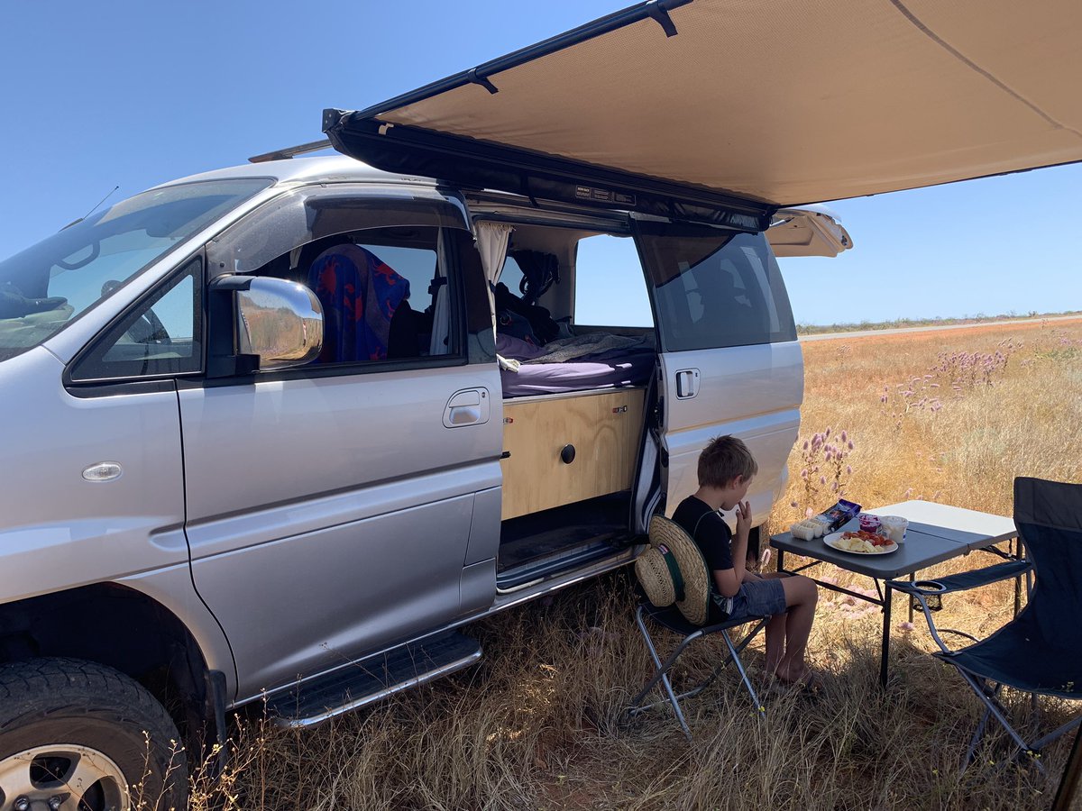 We stopped to help a family stranded on the side of the road, four hours later - and after a 1.5 hr round trip to get them more fuel - we figured this was as good a place as any for lunch.

#travellinglife #delicadays #allabroadau #lapofaus #australia #westernaustralia