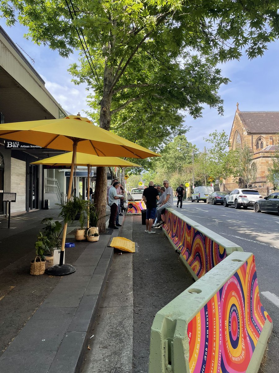 b_mouy's tweet photo. One car or 12 patrons #outdoordining https://t.co/nerSOgpmBg