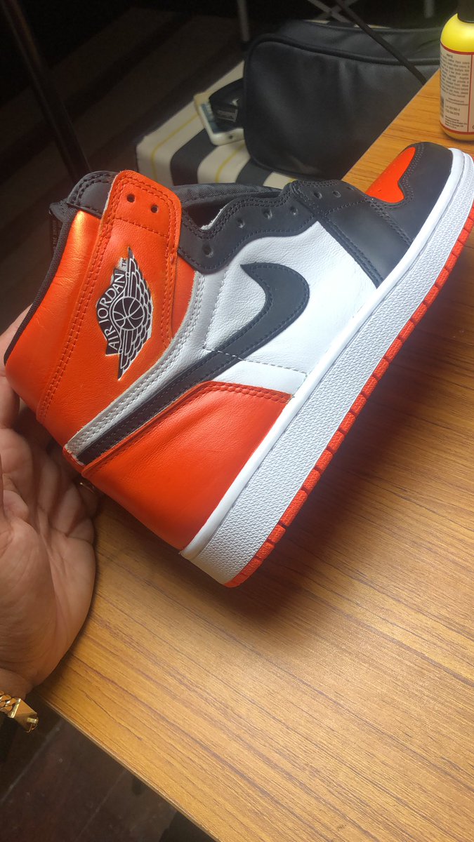 ChinCustoms's tweet photo. Lil late night custom work #ChinCustoms #ElectroOrange #ShatterBackboard https://t.co/517x2UxYul