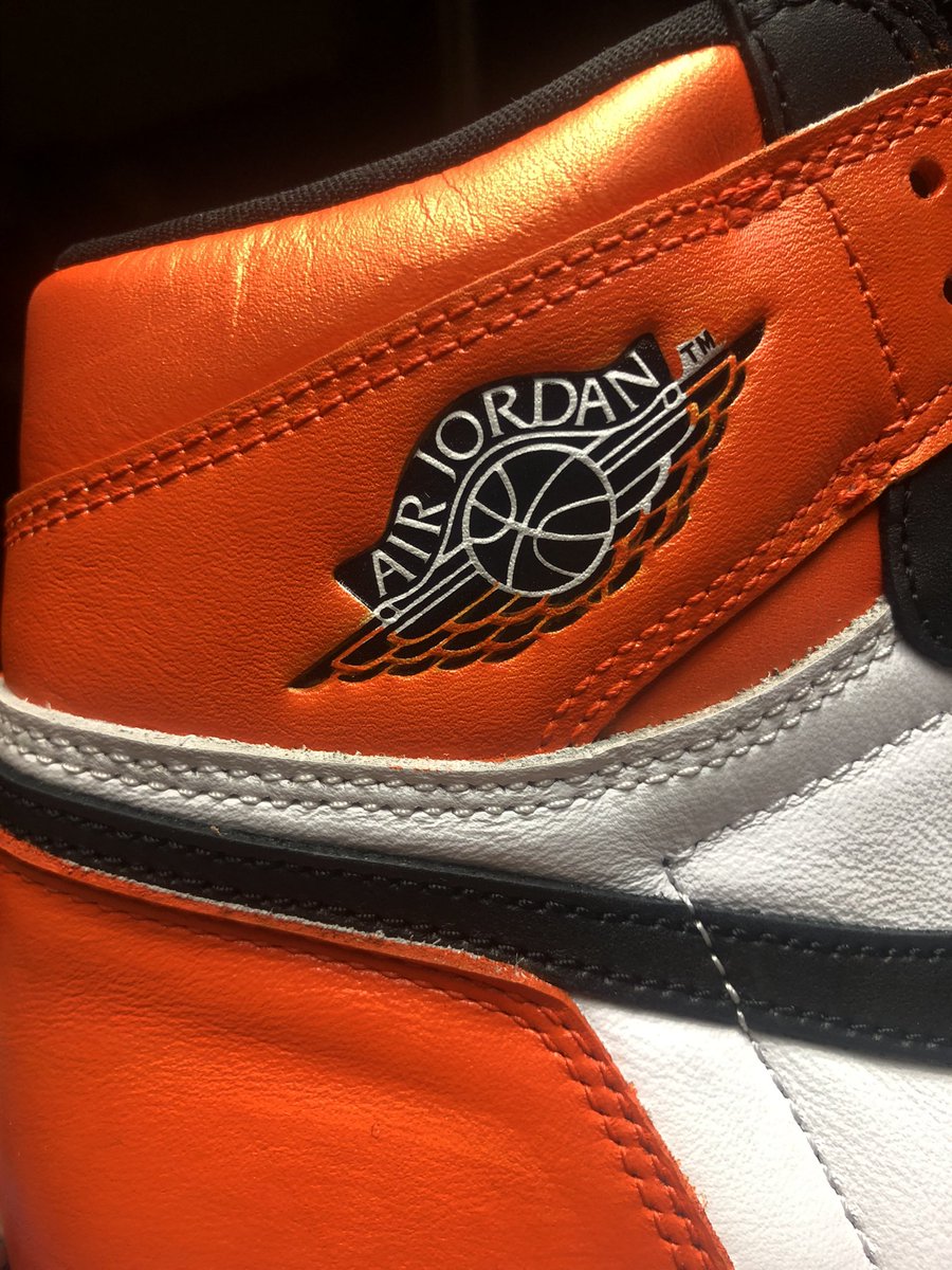 ChinCustoms's tweet photo. Lil late night custom work #ChinCustoms #ElectroOrange #ShatterBackboard https://t.co/517x2UxYul
