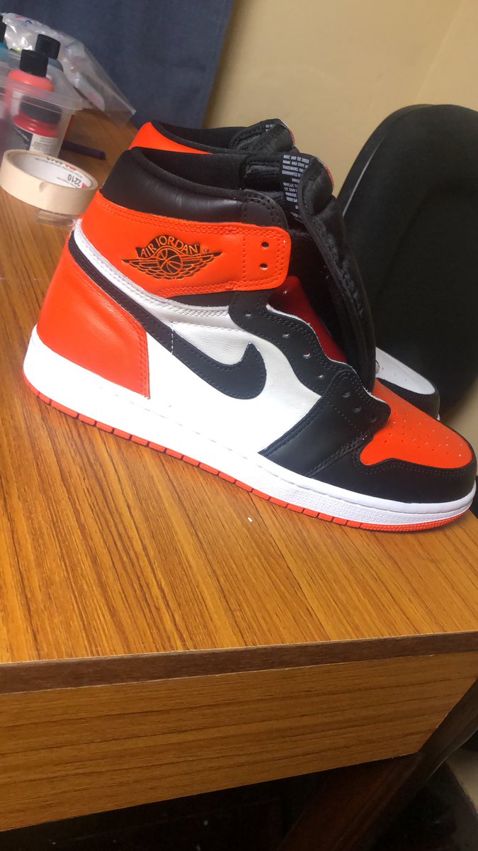 ChinCustoms's tweet photo. Lil late night custom work #ChinCustoms #ElectroOrange #ShatterBackboard https://t.co/517x2UxYul