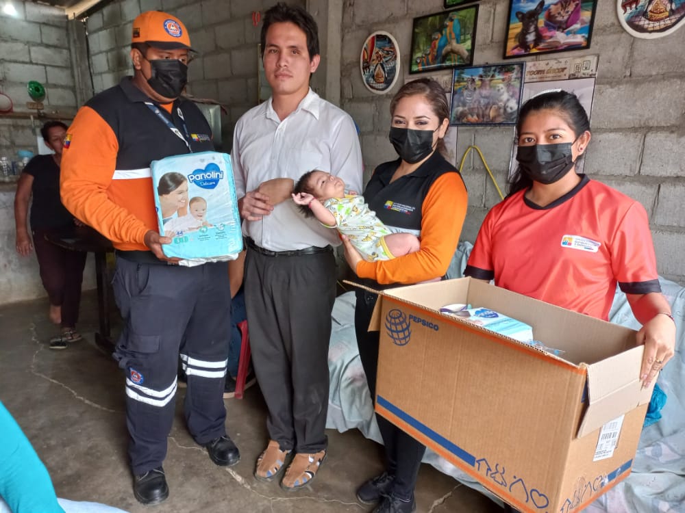 ElProteccion's tweet photo. Protección Civil El Oro brindó ayuda a la familia Ceballos y a su bebé con alimentos , pañales y paños húmedos
#proteccióncivilecuador https://t.co/eTHbq0ZKEh