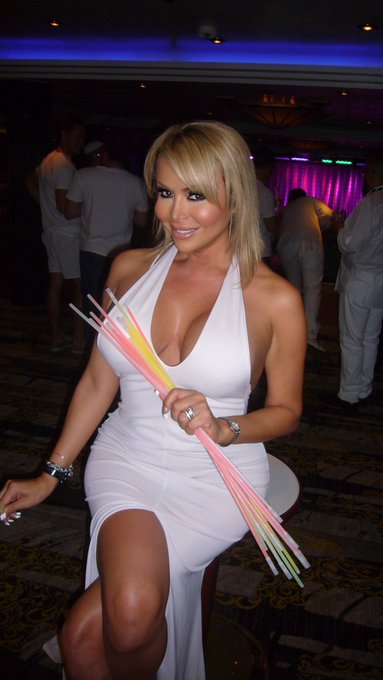 When it&rsquo;s time to party in white #whiteparty https://t.co/mRMoruKgxk<a href="/tag/whiteparty"class="tags">#whiteparty</a>