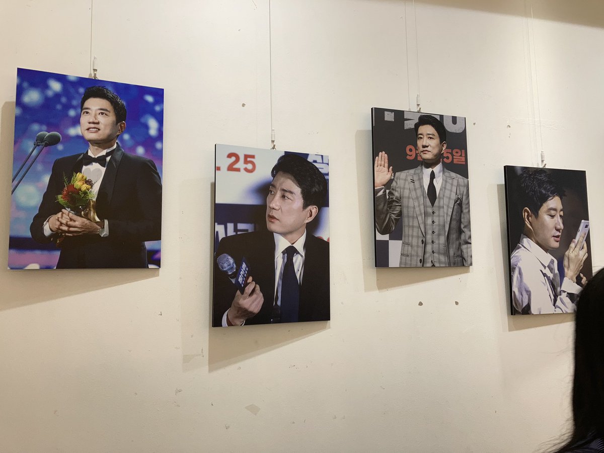 Nyongnyong_001's tweet photo. #FESTIVAL_DE_MYUNGMIN
#배우라는_도화지_위_김명민이라는_명작

입구에서부터 날 반겨주던 우리 아저씨
안에 전시된 사진하나하나 정말 다 너무 예쁘고 멋있었던ㅠㅠ 주최해주신 분의 손길이 안닿은 곳이 없었어요ㅠㅠ 다시한번 멋진 생카 열어주셔서 감사합니다!! https://t.co/btKrZIjOpe