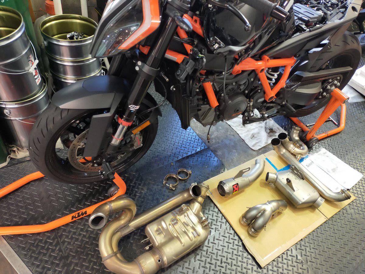 HUCKLEBERRY819's tweet photo. 【本日のメニューは…】
他店でご購入のお客様ですが
スポーツ走行にむけアクラポフルエキ
装着のご依頼を承りました🔧
ここ最近でお問い合わせを頂戴します。
常時在庫もしておりますので
直ぐにオペ🏥出来ますよ😁
#ktm
#1290sdr
#BEAST3
#アクラポフルエキ https://t.co/ctZNZjiKdm