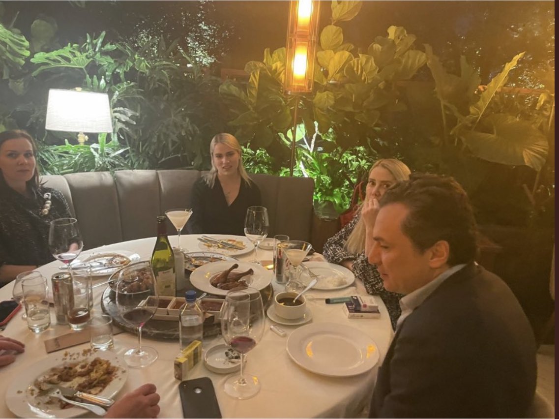 JesusMartinMx's tweet image. La periodista Lourdes Mendoza @lumendoz se encontró a Emilio Lozoya comiendo en el #Hunan de Lomas. A ver López ¿cual arraigo? ¿De que se trata? Obvio sabemos del contubernio pero, no sean tan descarados. @lopezobrador_ @adan_augusto @M_OlgaSCordero @SNietoCastillo @FGRMexico