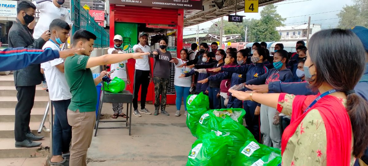 nssrdbangalore's tweet photo. Bangalore City University organized Clean India Campaign at K R Puram Railway Station
#CleanIndia 
#cleanindiacampaign
@YASMinistry 
@ianuragthakur 
@_NSSIndia https://t.co/hxyQh43d9C