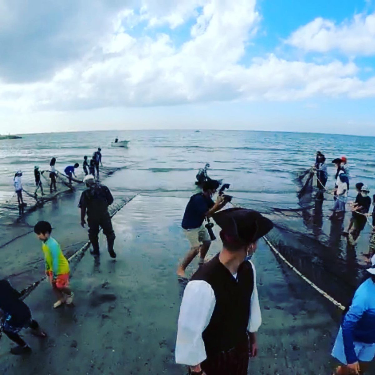 Blue_Action's tweet photo. 地引き網!ブリ、カンパチ、シマアジ、コチ、カワハギ、アジ、イワシ、コノシロ、マナガツオ、シタビラメ...
魚種豊富🐟
豊かな海だ🤩
#海賊王と海の教室 #海洋連盟 #iplanner #岩井海岸 #地引き網 https://t.co/S062ZYkEQt