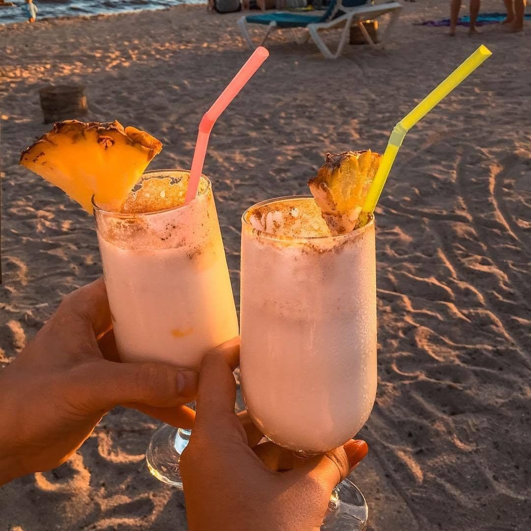 CubaMessenger's tweet photo. Para los amantes de la piña colada, ¿con alcohol o sin alcohol? 😍😋📸 @denisa.kralova._ 
#cuba #kuba #cubamessenger #cubanos #cuban #igerscuba #matanzas #matanzascuba #varadero #varaderocuba #cubatravel #cubans #wanderlust #cubitalabella #playasdecuba #cubanbeach https://t.co/H4eVQ6xfmq