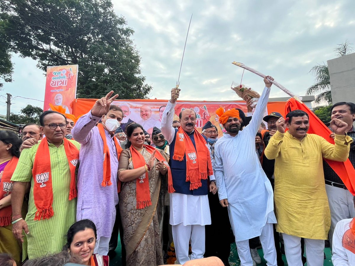 PradipNPandya's tweet image. આજે ગુજરાત સરકાર ના નવનિયુક્ત કેબિનેટ મંત્રી શ્રી @purneshmodi સાહેબ નુ 
#JanAashirwadYatra મા ભવ્ય સ્વાગત કર્યું. 
#Purnesh_Modi