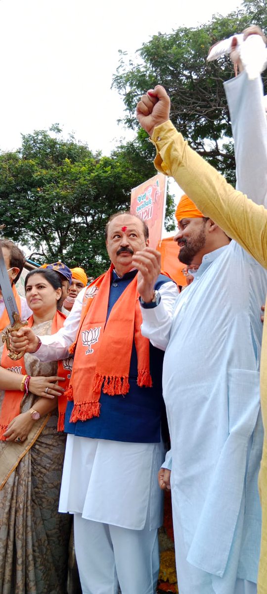 PradipNPandya's tweet image. આજે ગુજરાત સરકાર ના નવનિયુક્ત કેબિનેટ મંત્રી શ્રી @purneshmodi સાહેબ નુ 
#JanAashirwadYatra મા ભવ્ય સ્વાગત કર્યું. 
#Purnesh_Modi