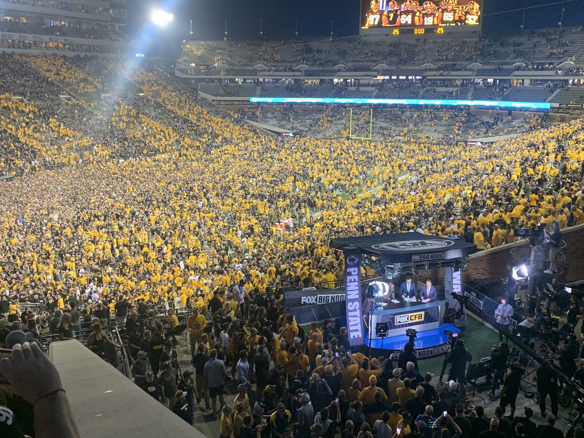I said it at the end of Q1; when <a href="/psufootball/">Penn State Football</a> didn’t wave at <a href="/UIchildrens/">UI Health Care Stead Family Children's Hospital</a> - they were going to be on the wrong side tonight. Glad this is the view the kids got to 👋 back.