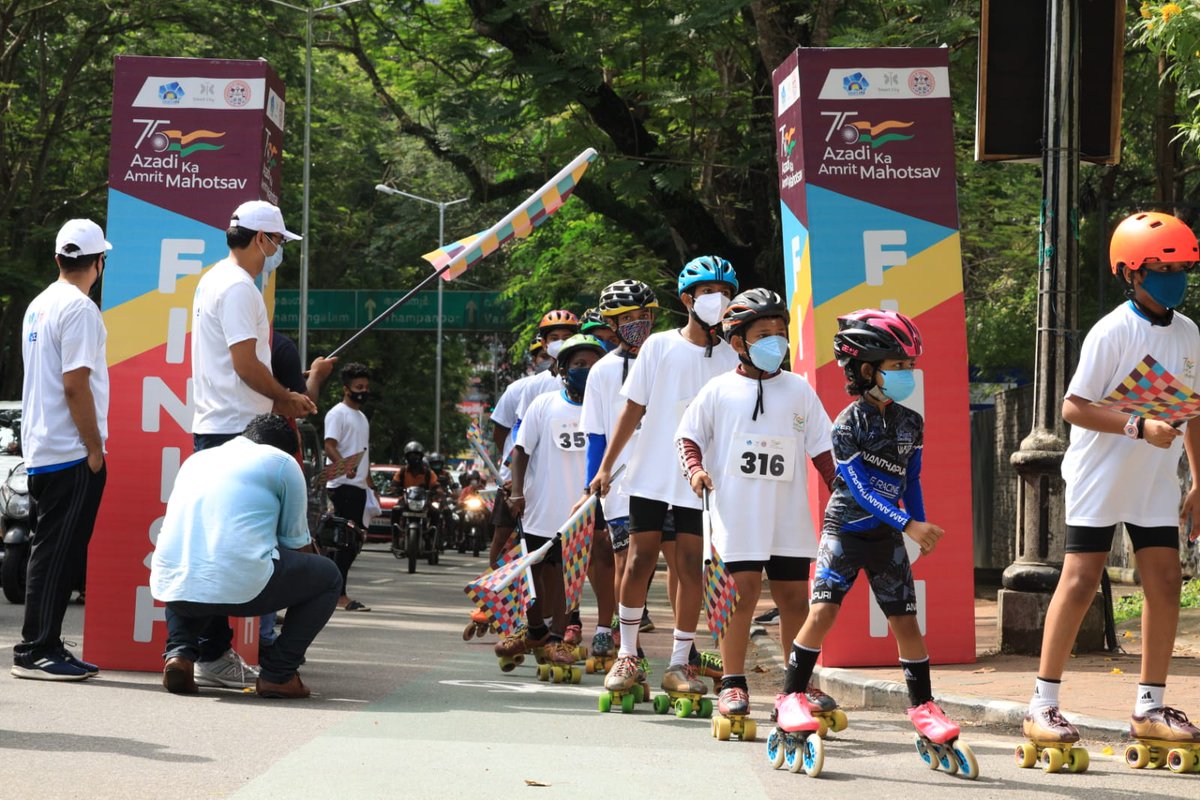 Vinay_goyal2016's tweet photo. Mini Marathon(7km),Yoga,Skating, Freedom Walk events being flagged off by Respected DGP Govt. of Kerala Sh. Anil Kant IPS Sir as part of  #AzadikaAmritMahotsav 🇮🇳🇮🇳🇮🇳 Celebrations organised by Smart City Trivandrum. 
#SCTL
#smartcities_hua
#Azadi75_MoHUA #AKAM_MoHUA
#keralapolice https://t.co/IBTMl9vVXd