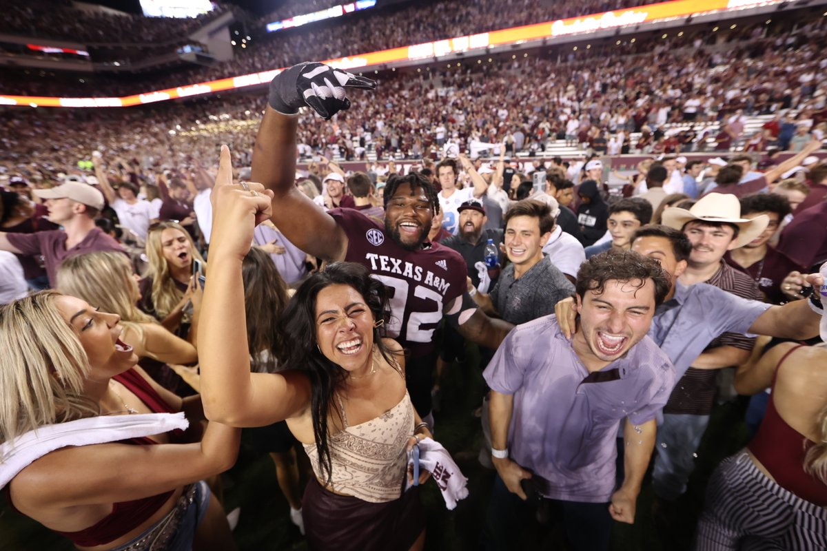 AggieFootball's tweet image. You come to A&amp;amp;M for these kind of moments. 

What a scene.