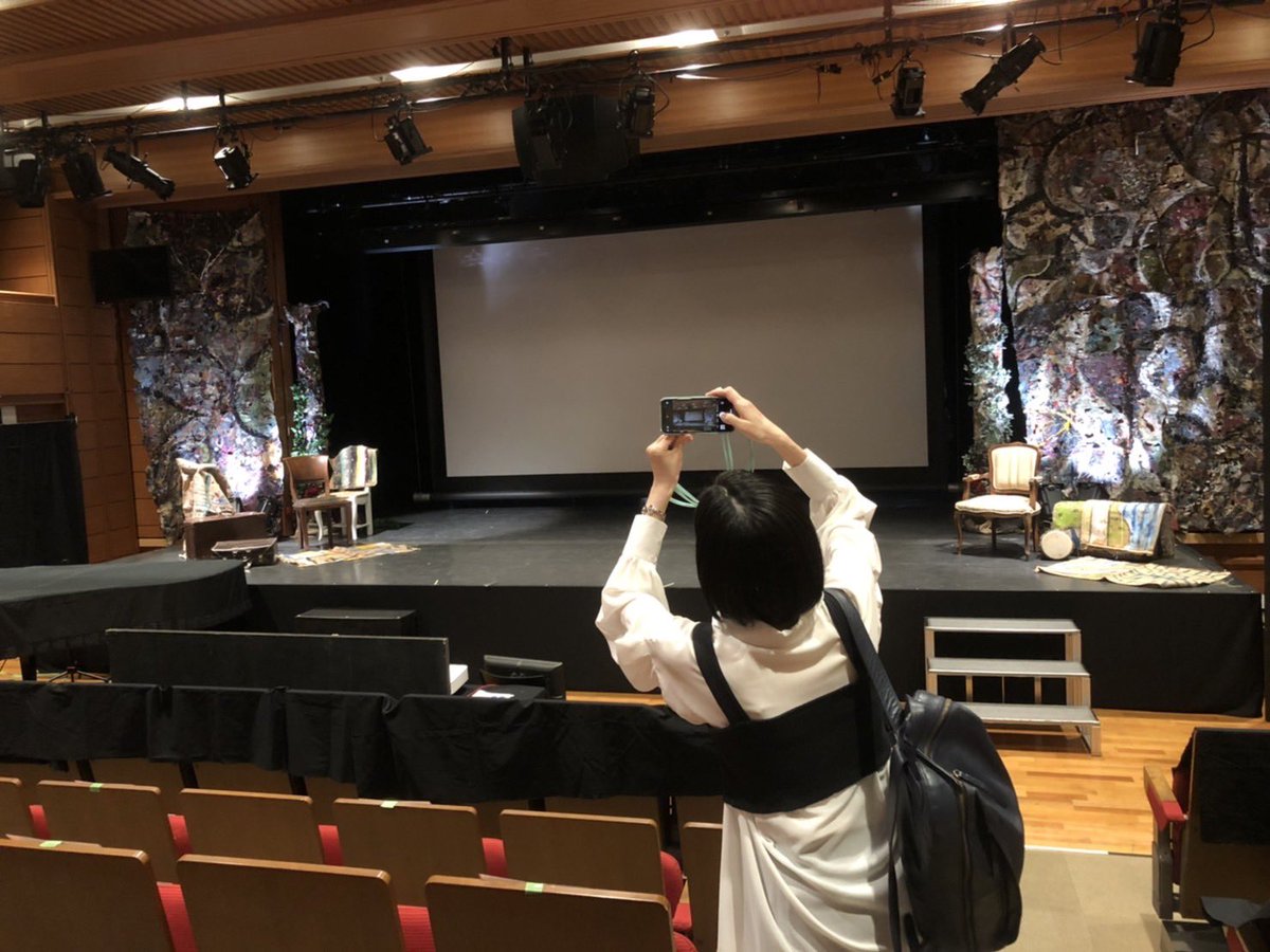 Rina_Sakuragi's tweet photo. #佃尚能 さん演出の舞台【#atrandom】観劇

2人芝居×5組。
相手役、シチュエーション、役柄、関係性などをくじ引きで決め、役者がストーリーを構築するほぼアドリブ演劇。

面白かったです‼️
魂燃やしてる人見ると涙出た
シンプルな舞台の左右に吊られた布も美しい✨

演劇って良いな🥰

#麻布演劇市 https://t.co/UfWWjrxPvj