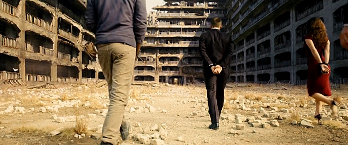 ひろこば 히로코바 007 スカイフォール ラウル シルヴァの隠れ家の無人島は 長崎県の端島 通称 軍艦島 での撮影が報じられたが安全性を考慮して現地でのロケ撮影は行われず実際には端島でのロケハンで撮影された写真をもとにロンドン郊外にセット