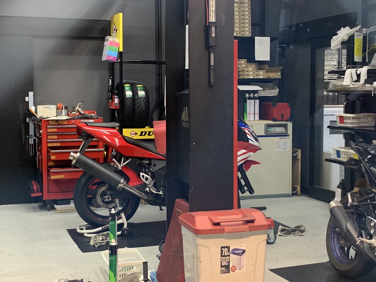 prilian_rs's tweet photo. タイヤ交換中〜。
もうすぐ終わりそう🛠 https://t.co/DMHlYqZ0w0