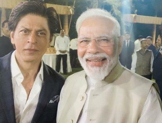 iamsrk_brk's tweet photo. The reaction of Narendra Modi is totally a Fan Moment for him to click a pic with SRK.

#Even_Modi_Needs_BrandSRK https://t.co/6i0RHWIzNq