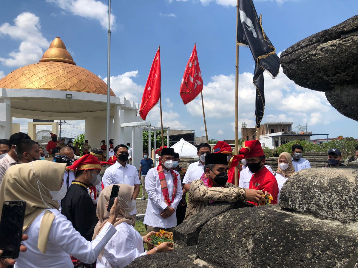 PrasetyoHadi28's tweet photo. ..& semua pahlawan nasional lainnya dalam memperjuangkan keadilan melawan penjajah.
#ziarahpahlawannasional #pahlawanindonesia #pangerandiponegoro #sultanhasanuddin #indonesia #makassar #gerindra #gerindrasulsel #prabowo #dprri #magelang #purworejo #temanggung #wonosobo https://t.co/0uk5DHfzGi