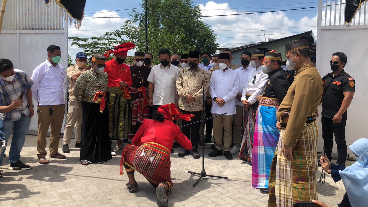 PrasetyoHadi28's tweet photo. ..& semua pahlawan nasional lainnya dalam memperjuangkan keadilan melawan penjajah.
#ziarahpahlawannasional #pahlawanindonesia #pangerandiponegoro #sultanhasanuddin #indonesia #makassar #gerindra #gerindrasulsel #prabowo #dprri #magelang #purworejo #temanggung #wonosobo https://t.co/0uk5DHfzGi