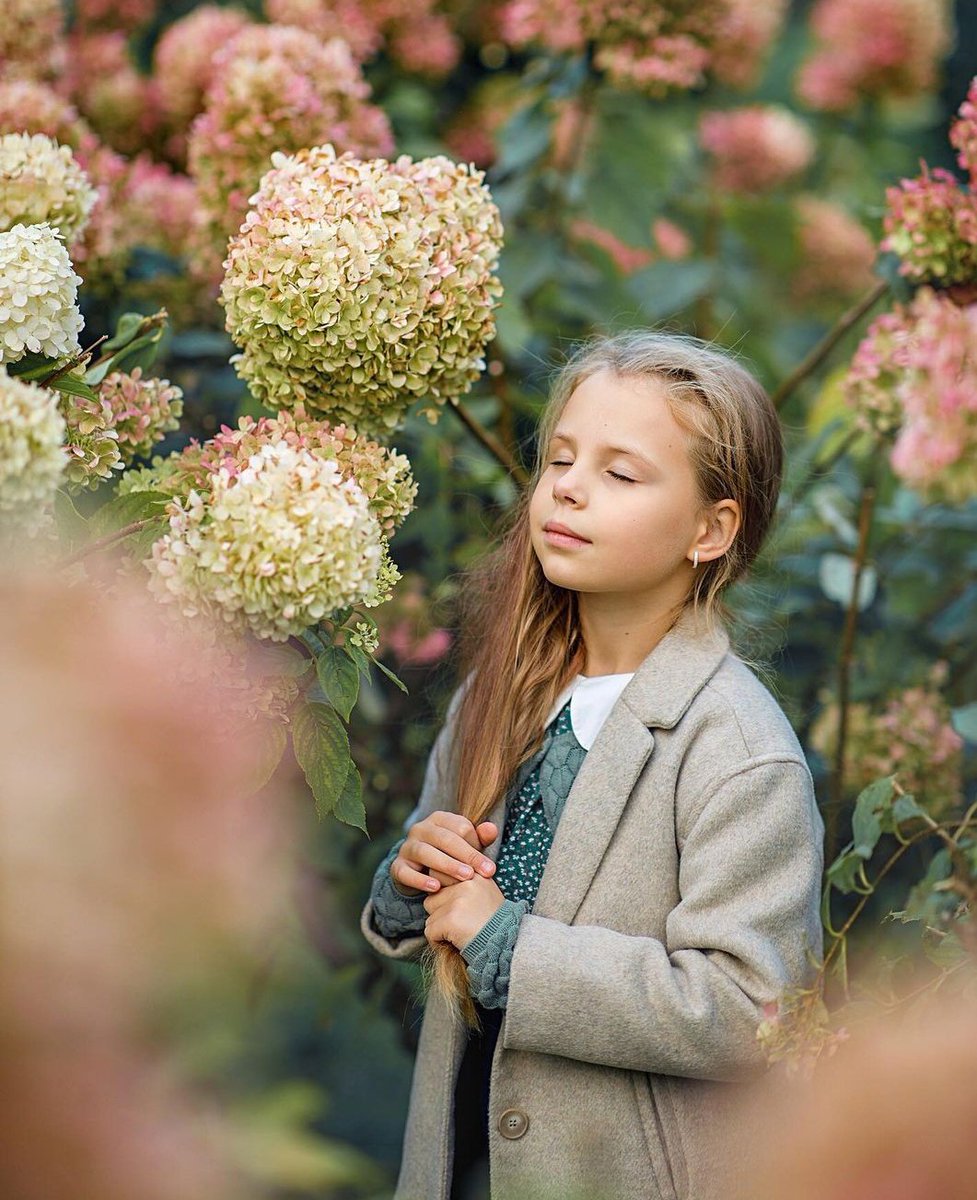 Pada kabut pagi
Ku ceritakan harapku 
Tentang temu
Pada matahari yang masih malas menampakkan diri
Kuceritakan ttg rindu yg masih memenuhi hati
Pada angin yg lewat 
Kutanyakan kabar apa yg dia dapat
Pada diri ku nasehati
Simpan suara hatimu
Jangan sampai ada yg tahu
#GuratHening