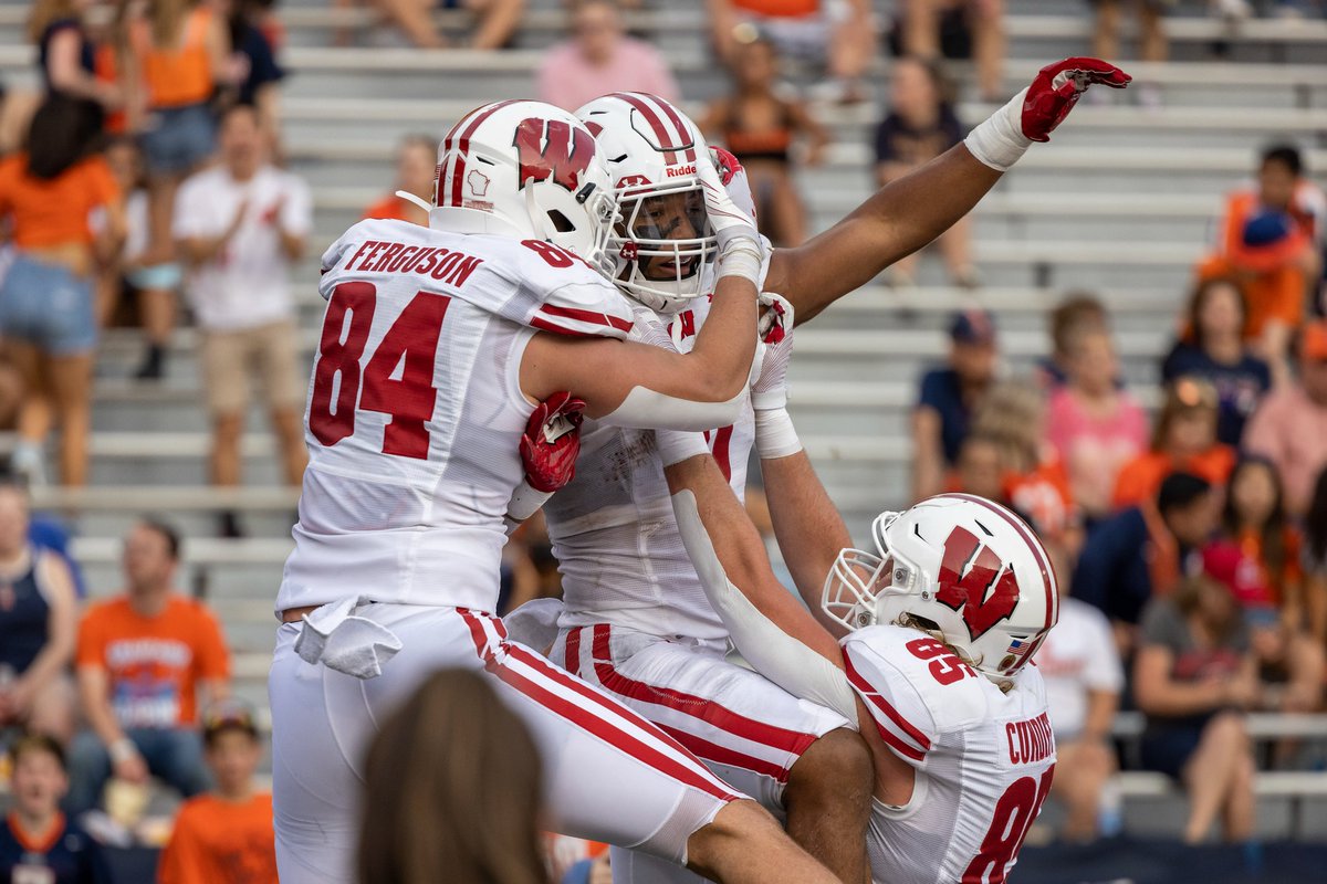 BadgerFootball's tweet photo. Yesterday was fun 👐 https://t.co/96A4fcYrJj