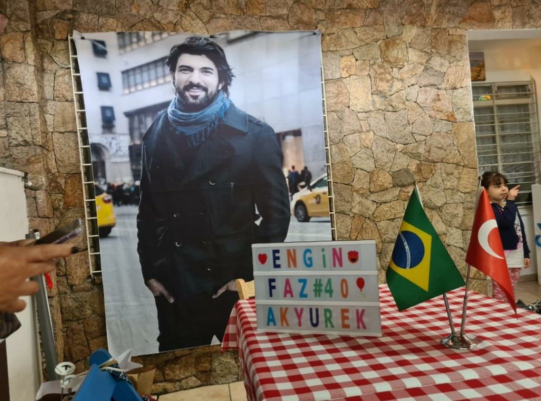 EnginAkyurekBRA's tweet photo. Hoje foi o encontro do nosso Fã clube em comemoração ao aniversário do ator turco mais amado do planeta😍😀
#EnginAkyürek 
#Enginfaz40 
#EnginAkyurekFãBrasil
#SignorinasAkyurek https://t.co/S8JOy5PWbP
