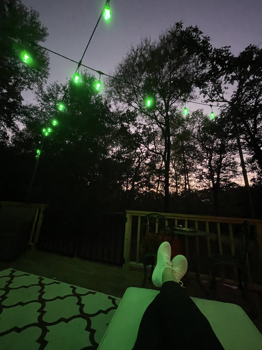 SarahRogersBU's tweet photo. Made it home. Joining #PatNeff by lighting it up green. Congrats @BUFootball #SicEm https://t.co/tJwxByliIQ