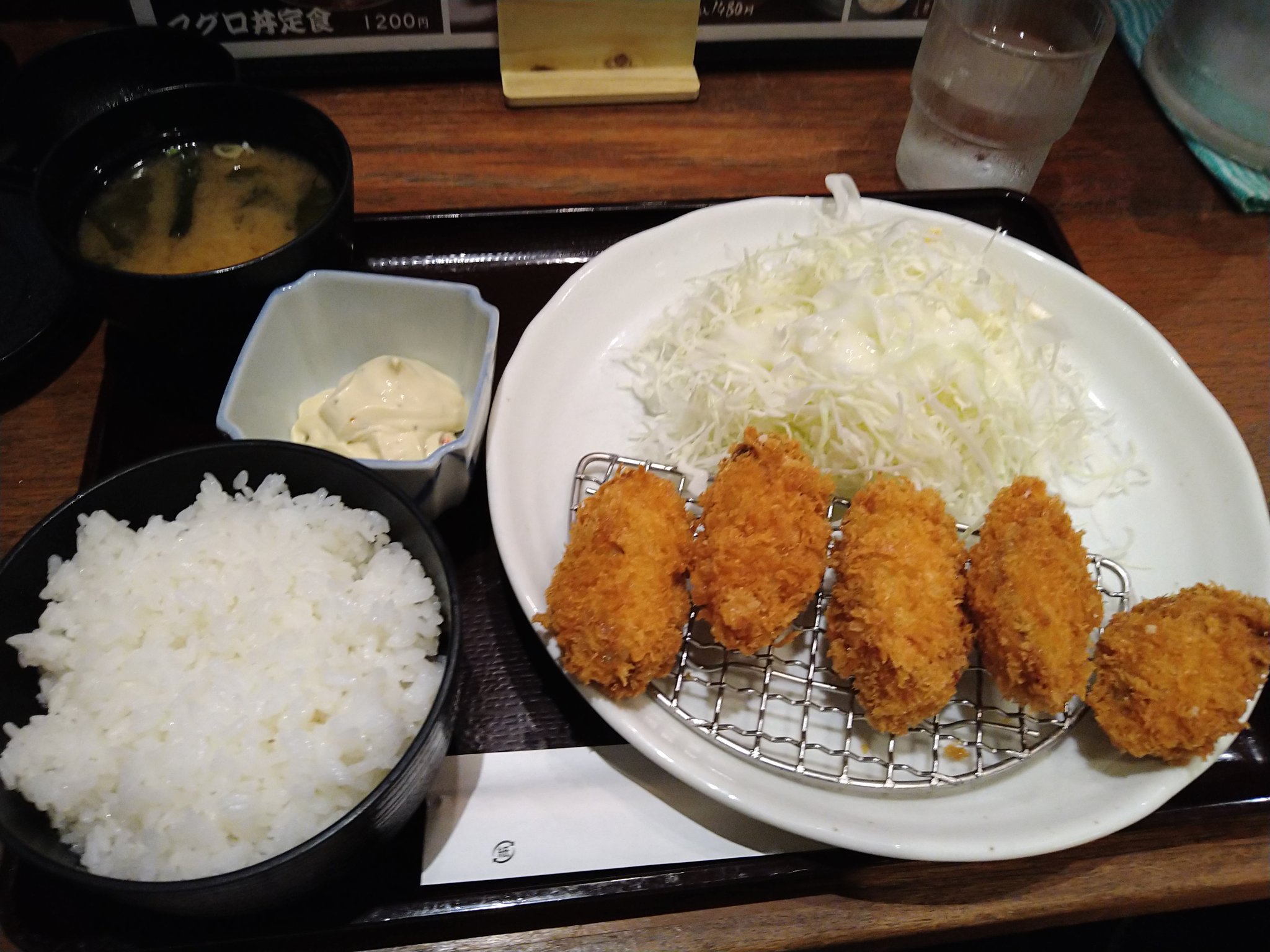 いーさん 昨日のお昼御飯 品川でカキフライ定食 揚げたてアツアツでとても美味しかった ๑ ڡ ๑ 品川駅 エキュート 品川ひおき カキフライ定食 T Co Etwzbta4va Twitter