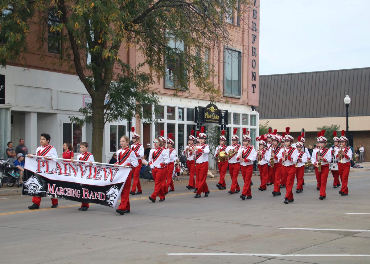 jhodson16's tweet photo. The Plainview Marching Band has traveled all over sharing their ❤️ for🎶 !  They have worked hard &amp; probably slept walk at times because they are all so active in everything else but represented Plainview with pride.  GREAT JOB Ms. Knox &amp; marchers! @PHSPiratePride @NotesWithKnox https://t.co/GlQ1dIcwma