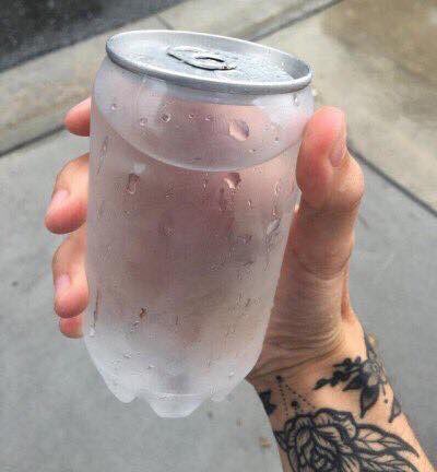 Recadosdeumbar's tweet photo. como eu vejo a cerveja depois do primeiro gole https://t.co/DBUircUFT0