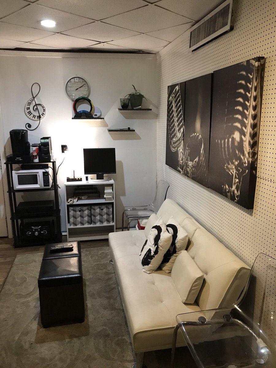 AtlHDPromo's tweet photo. Lounging https://t.co/2J3d2l9Mnk