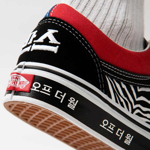 KicksDeals's tweet photo. Some good sizes are on sale for the "Korean Typography" Vans Old Skool for $59.99 + shipping. #promotion

BUY HERE -> https://t.co/qTg64Ebr1E https://t.co/9v3EsUHNFH