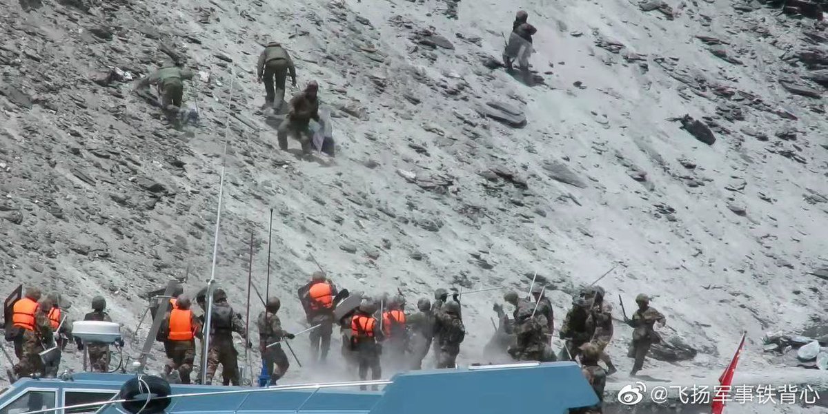 Схватка между. Боестолкновения в Тибете. Швейцария бросание камня ушпуннена. Тибетский солдат кидает.