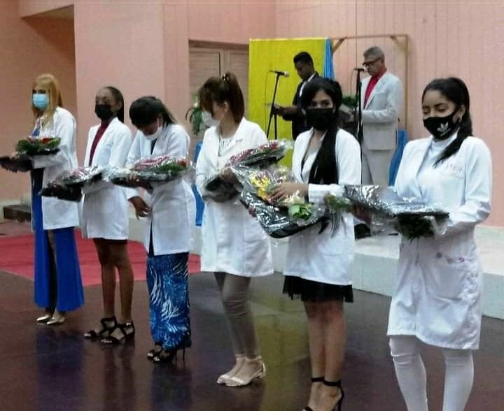 Feu_UcmGtmo's tweet photo. Nuestros graduados integrales ✨Orgullo de esta Casa de Altos Estudios , galenos que recién comienzan , talento y pasión a desbordar  #Felicitaciones 
👏🎉 #FEUdeCuba #SomosFeu @MaraJul88136173 @alexis_lobaina @armandoacruz @DiazCanelB @MarlaViera1 @UJCdeCuba https://t.co/AeItTSfpgT