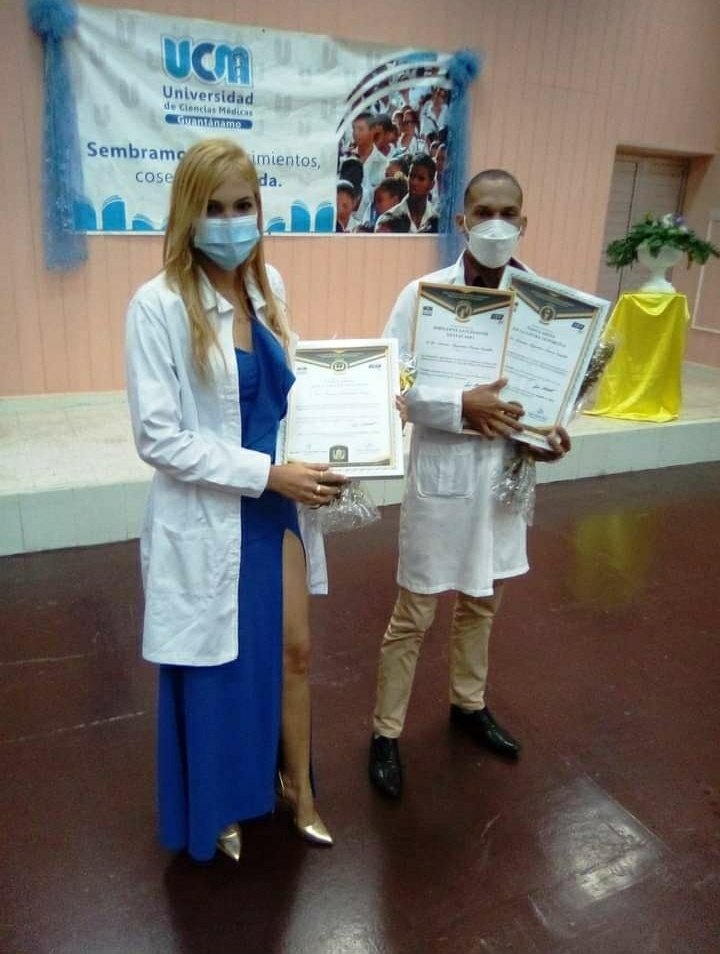 Nuestros graduados integrales ✨Orgullo de esta Casa de Altos Estudios , galenos que recién comienzan , talento y pasión a desbordar  #Felicitaciones 
👏🎉 #FEUdeCuba #SomosFeu <a href="/MaraJul88136173/">SClx🇨🇺</a> @alexis_lobaina @armandoacruz <a href="/DiazCanelB/">Miguel Díaz-Canel Bermúdez</a> <a href="/MarlaViera1/">Marla Viera</a> <a href="/UJCdeCuba/">UJC de Cuba</a>