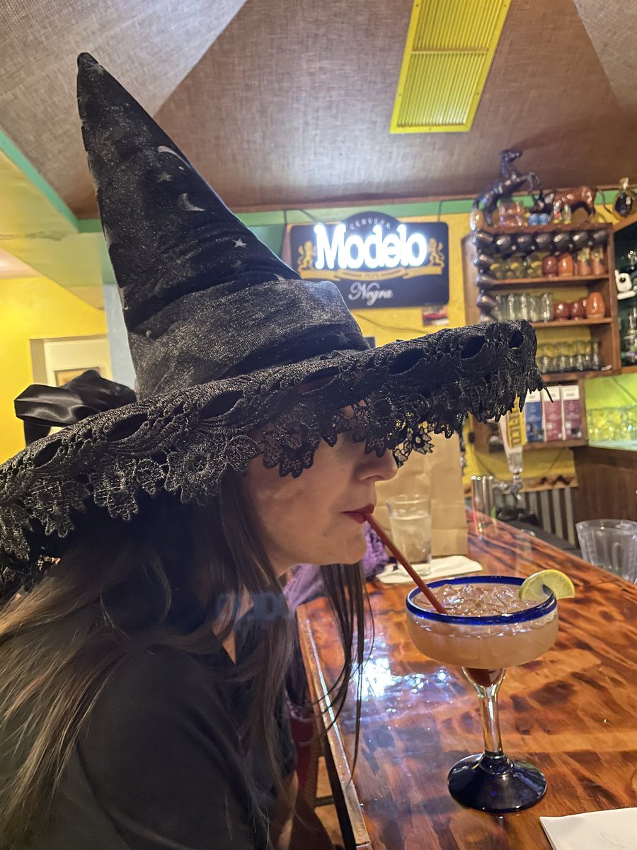 anna_may02's tweet photo. #WitchesNightOut https://t.co/XfV4mQACXc