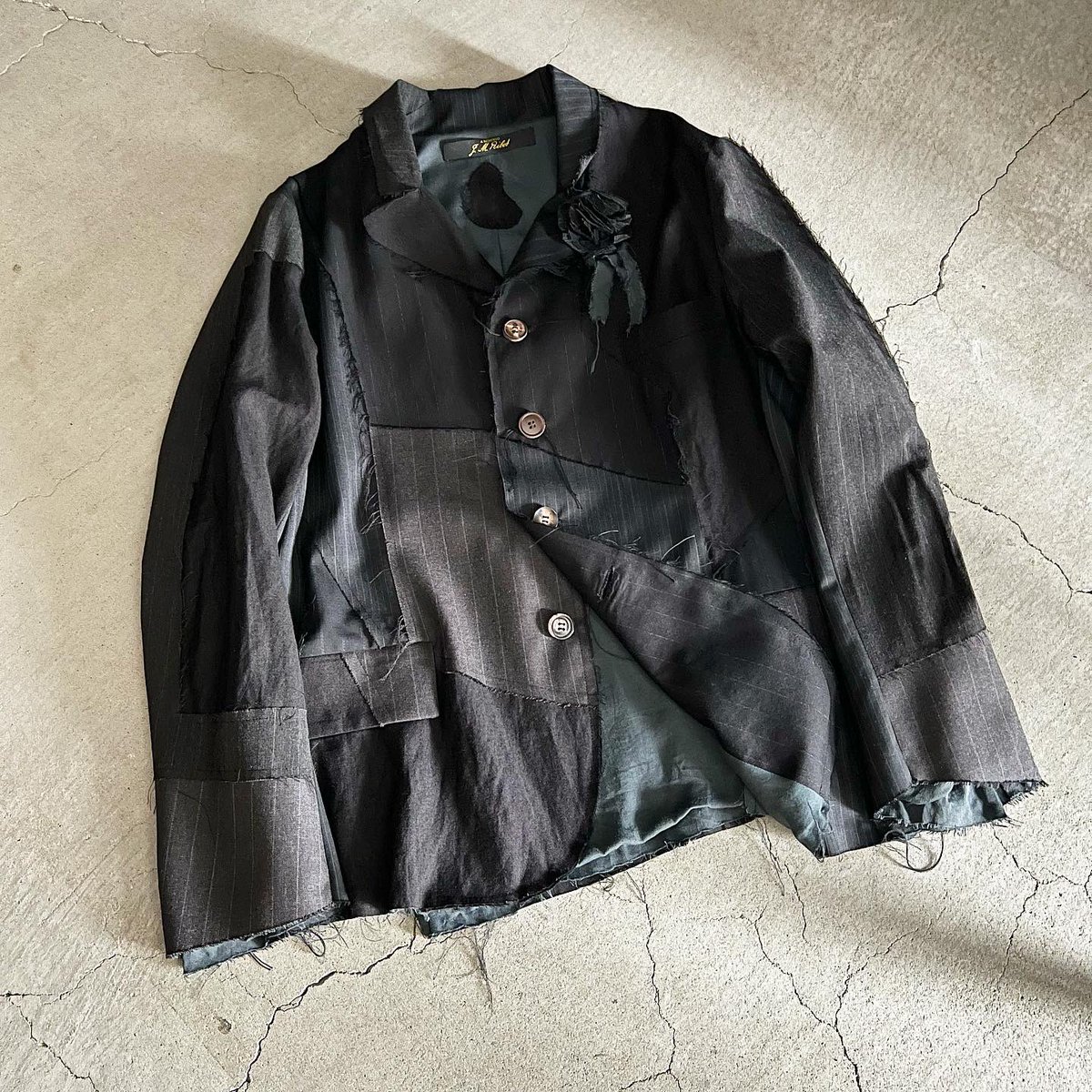 Lift_DAIKANYAMA's tweet photo. ARCHIVIO J.M.Ribot
PATCH BLAZER
@lift_daikanyama
#archiviojmribot #patch #patchwork #blazer #vintagewool #virginwool #wool #black #stripe #monotone #monochrome #handmadeinitaly #roma #italy #daikanyama #tokyo #ไปฃๅฎๅฑฑ #art #fashion #artisanal #artisan https://t.co/s6PntVt1U3