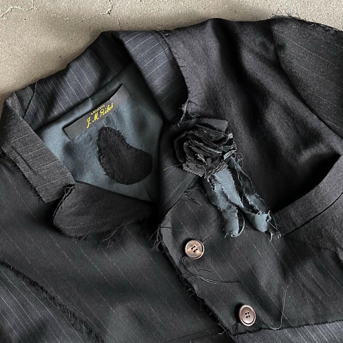 Lift_DAIKANYAMA's tweet photo. ARCHIVIO J.M.Ribot
PATCH BLAZER
@lift_daikanyama
#archiviojmribot #patch #patchwork #blazer #vintagewool #virginwool #wool #black #stripe #monotone #monochrome #handmadeinitaly #roma #italy #daikanyama #tokyo #ไปฃๅฎๅฑฑ #art #fashion #artisanal #artisan https://t.co/s6PntVt1U3