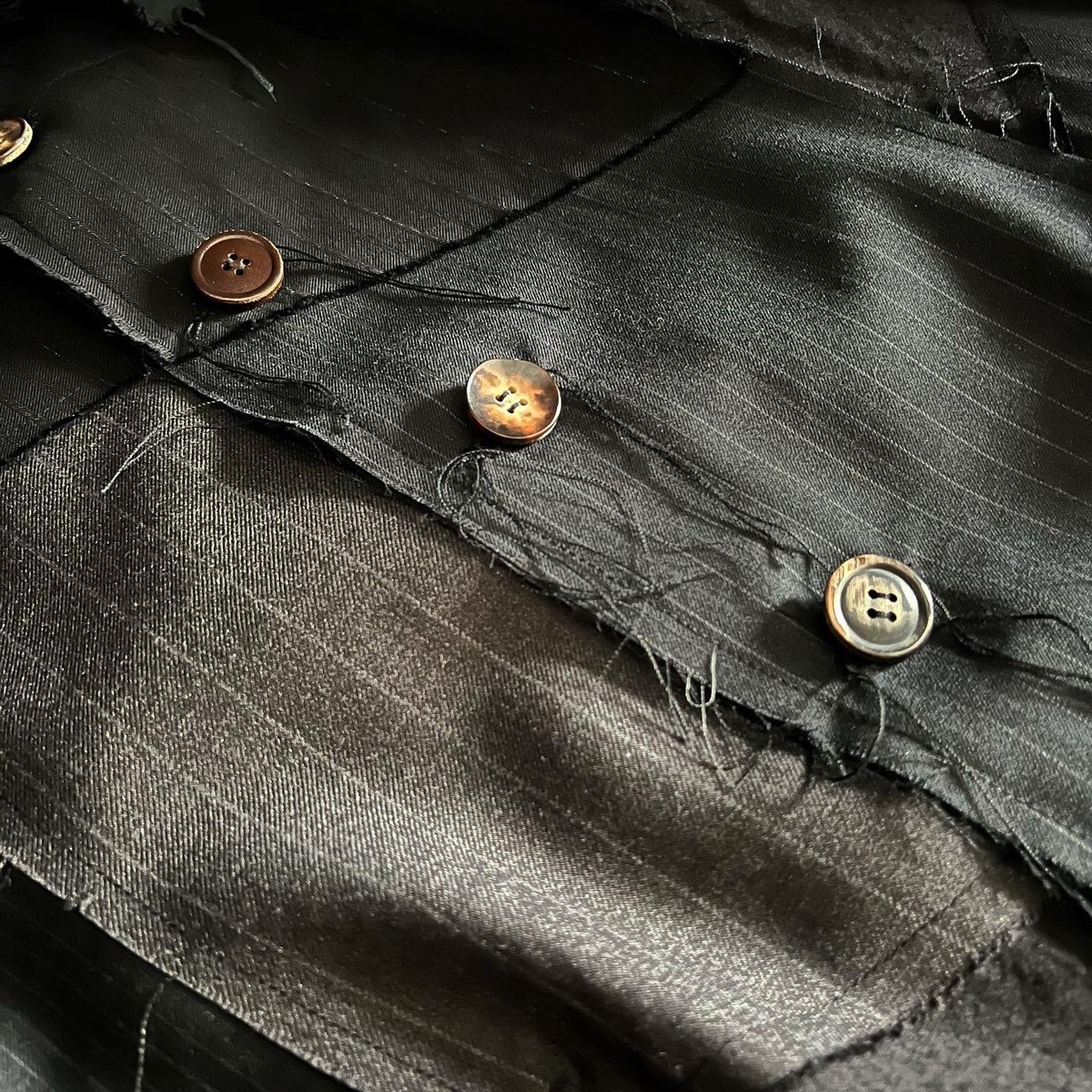Lift_DAIKANYAMA's tweet photo. ARCHIVIO J.M.Ribot
PATCH BLAZER
@lift_daikanyama
#archiviojmribot #patch #patchwork #blazer #vintagewool #virginwool #wool #black #stripe #monotone #monochrome #handmadeinitaly #roma #italy #daikanyama #tokyo #ไปฃๅฎๅฑฑ #art #fashion #artisanal #artisan https://t.co/s6PntVt1U3