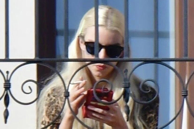 litlefishes's tweet photo. anya taylor-joy smoking in her balcony might just be my fav genre of photo ever https://t.co/UurlfzrbG5