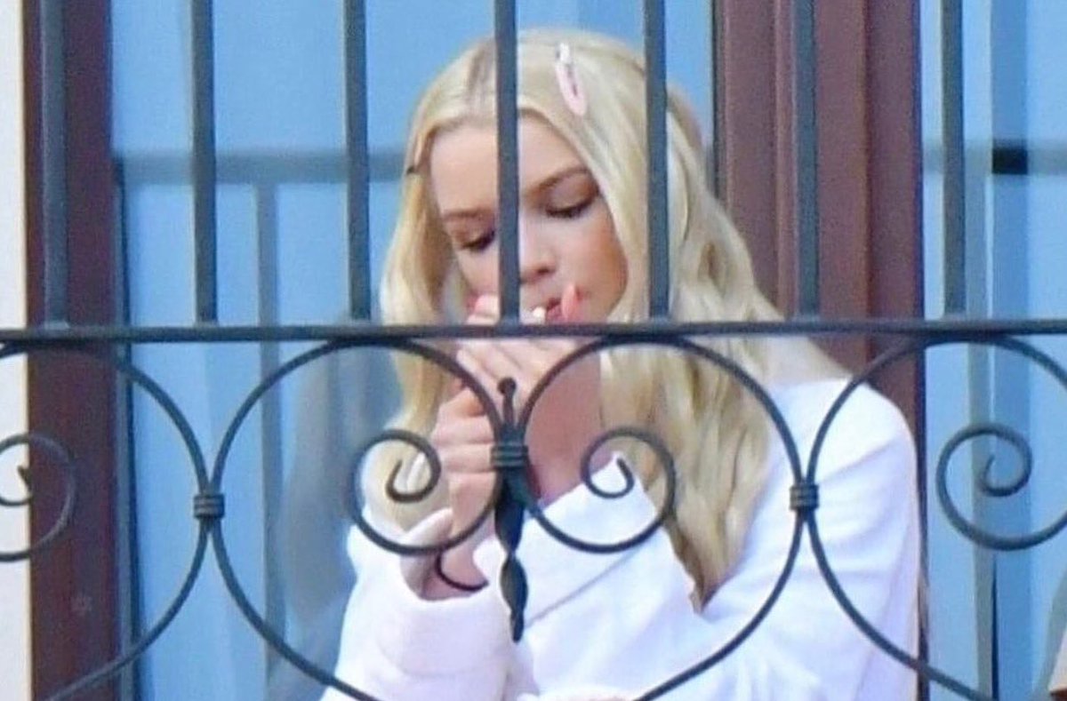 litlefishes's tweet photo. anya taylor-joy smoking in her balcony might just be my fav genre of photo ever https://t.co/UurlfzrbG5
